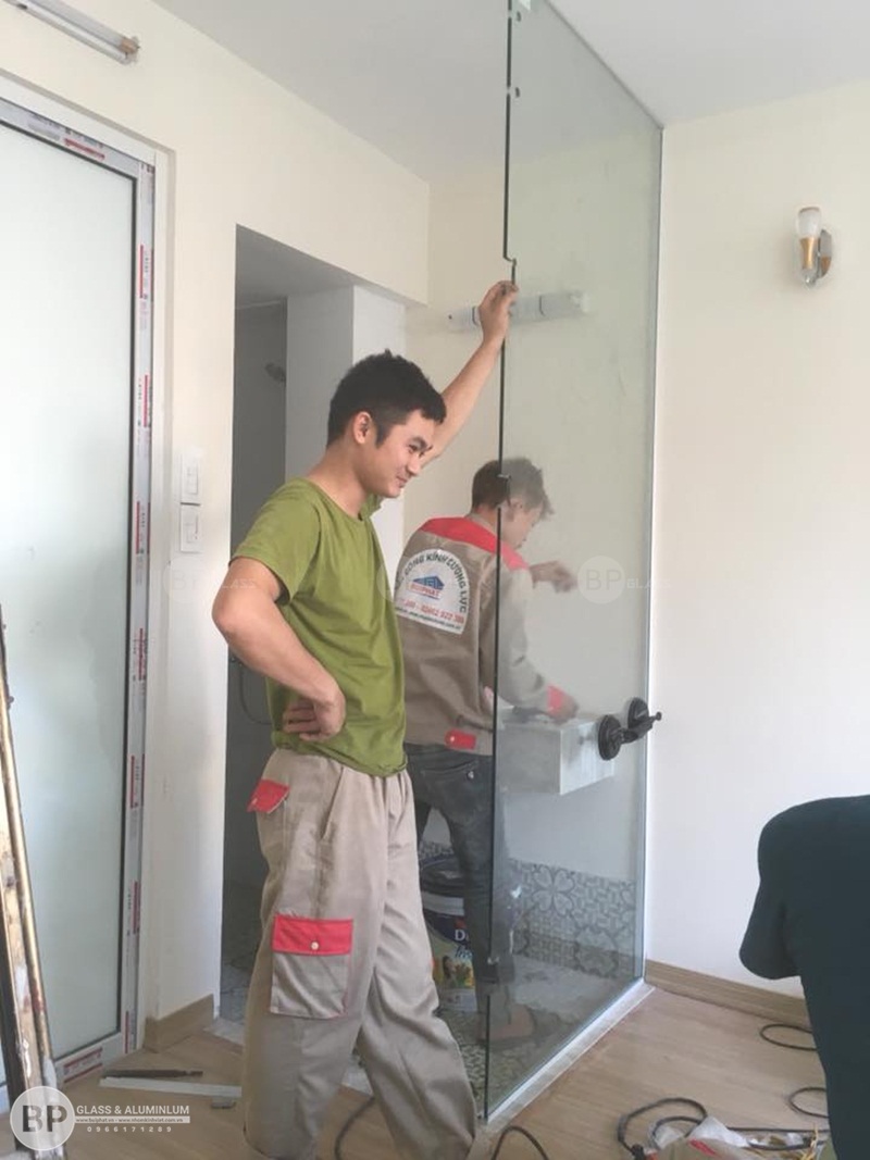 vách tắm kính và cửa kính tại 57 hàm Long